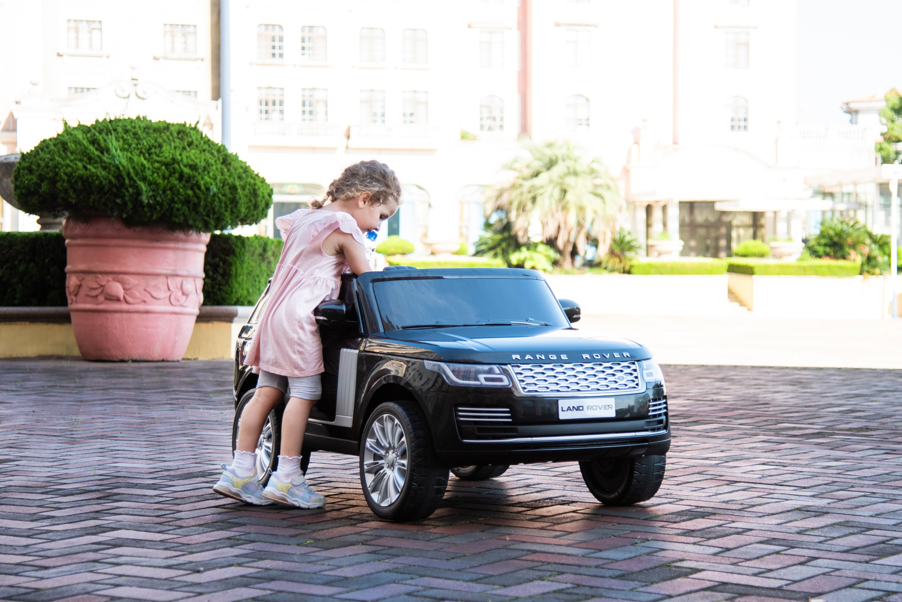 2025 Range Rover HSE 2 Seater 24V Kids Ride On Car With Remote Control DELUXE MODEL WITH LEATHER SEATS AND RUBBER TIRES
